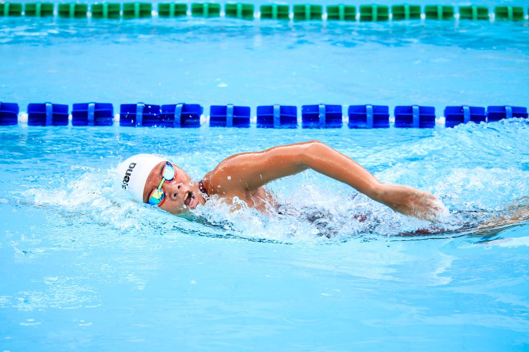 Wskazówki jak pływać szybciej: Przewodnik po udanych zawodach pływackich
